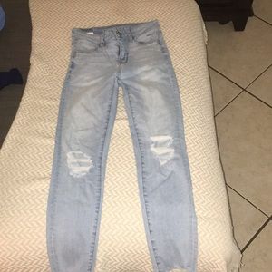 AE RIPPED/COVERED JEANS